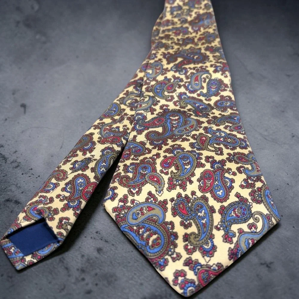 Van Heusen 417 Paisley Tie Vintage Mens Silk Necktie Cream Blue Red Made in USA‎
